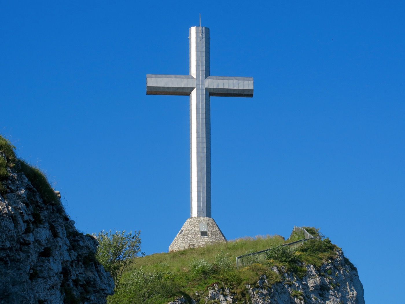 La Croix du Nivolet (1547m), l'incontournable randonnée Découvrir les Alpes La Croix du Nivolet (1547m), l'incontournable randonnée Découvrir les Alpes