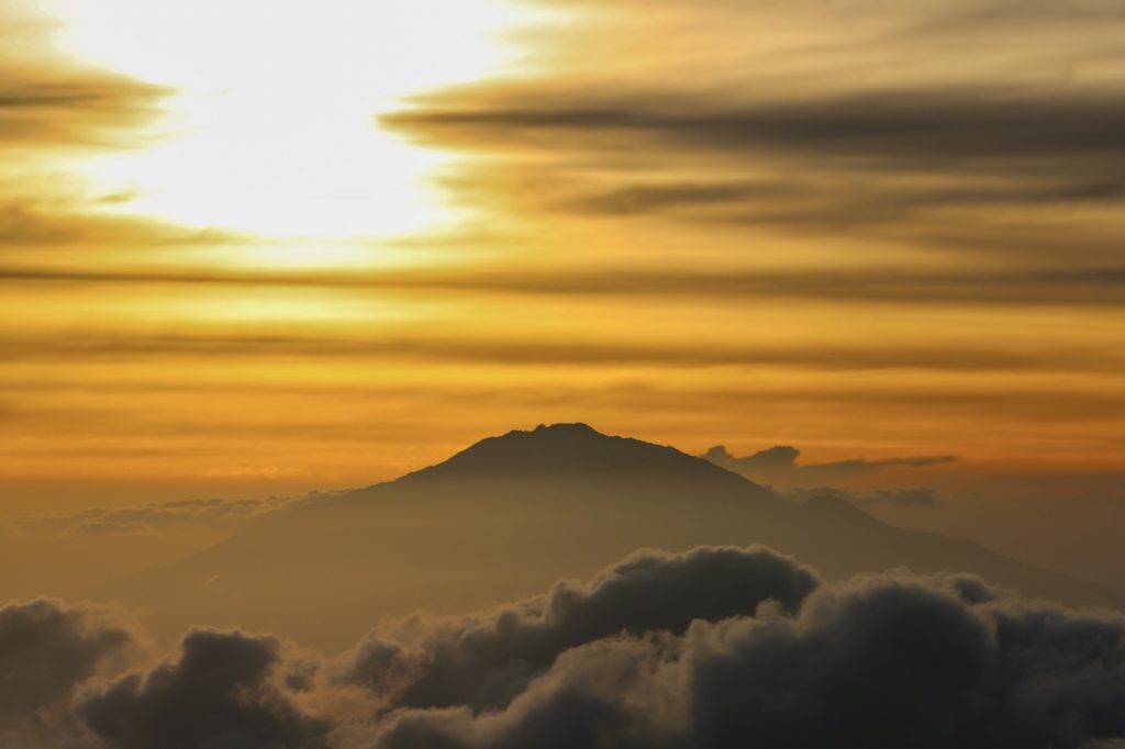 coucher de soleil sur le Mont Méru