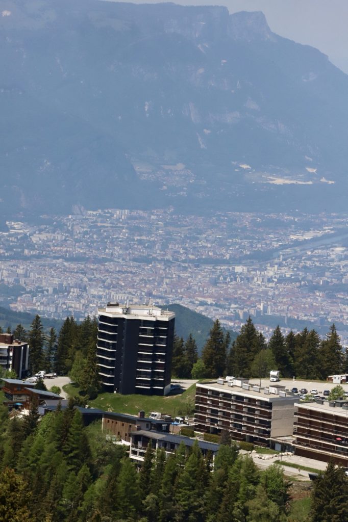 Grenoble au loin 